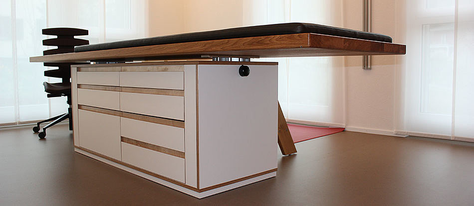 csm_Massageliege_Spindelhubsaeule_Ergoswiss_1_fda0662f7f.jpg
